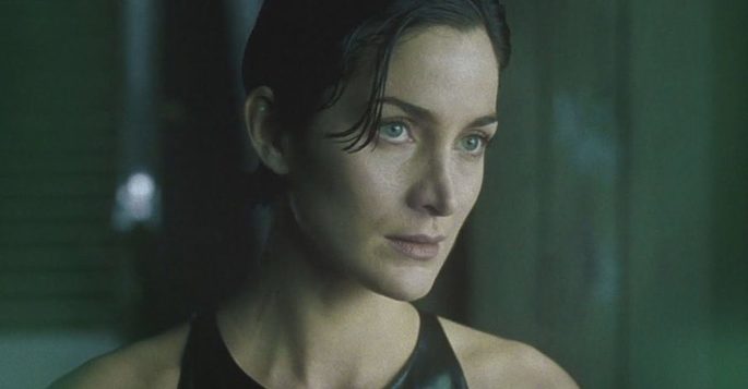 Mulher de cabelos curtos e olhos azuis.