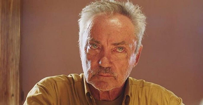 O ator alemão Udo Kier interpreta Michel, um americano perverso em Bacurau