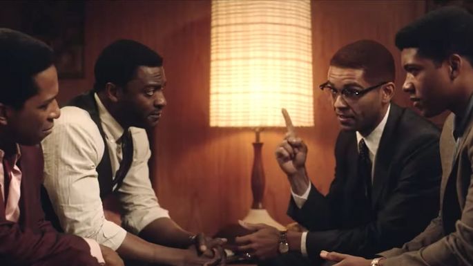 Grupo de amigos conversando em volta de uma mesa.