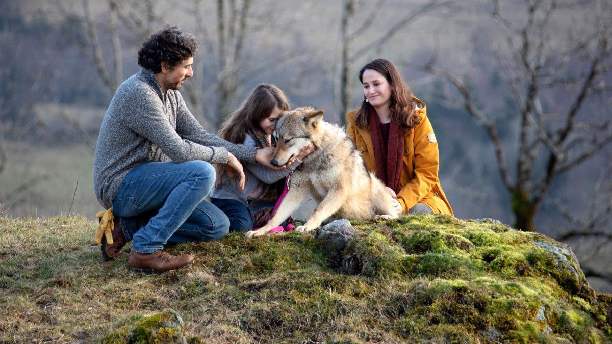cena do filme Victoria e mistério mostre três pessoas na natureza com uma raposa