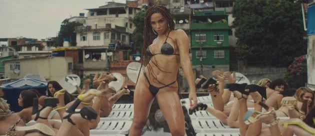 Anitta com biquini de fita isolante.