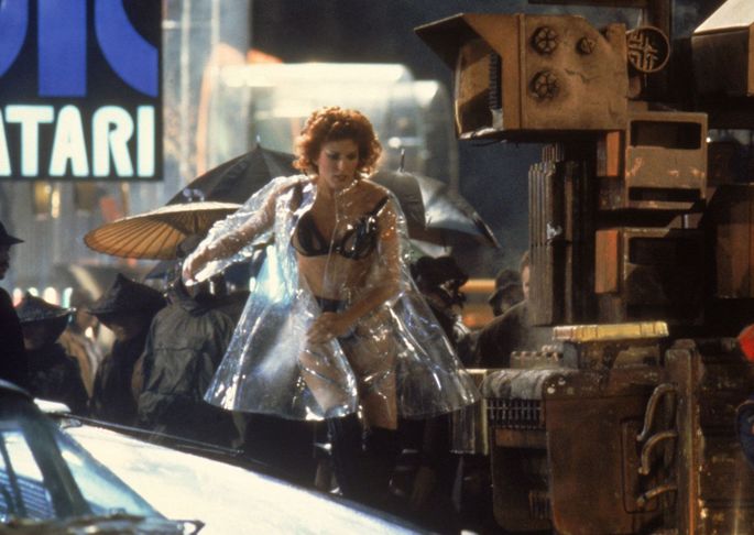 Zhora em Blade Runner corre na rua com capa de chuva transparente